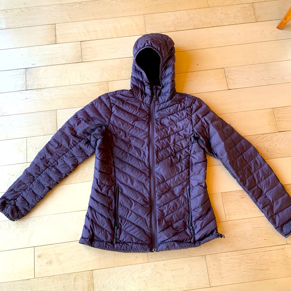 Women’s medium Mountain Hardware ultra light weight down jacket